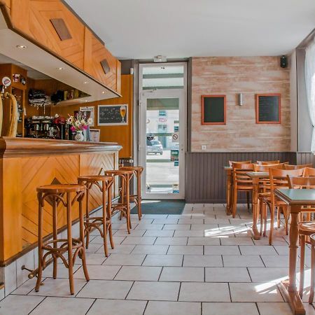 Cafe Hotel De La Gare Champagnole Bagian luar foto