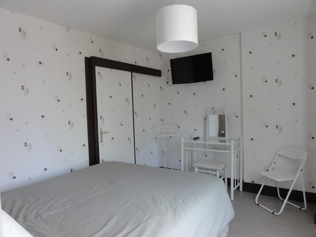 Cafe Hotel De La Gare Champagnole Ruang foto
