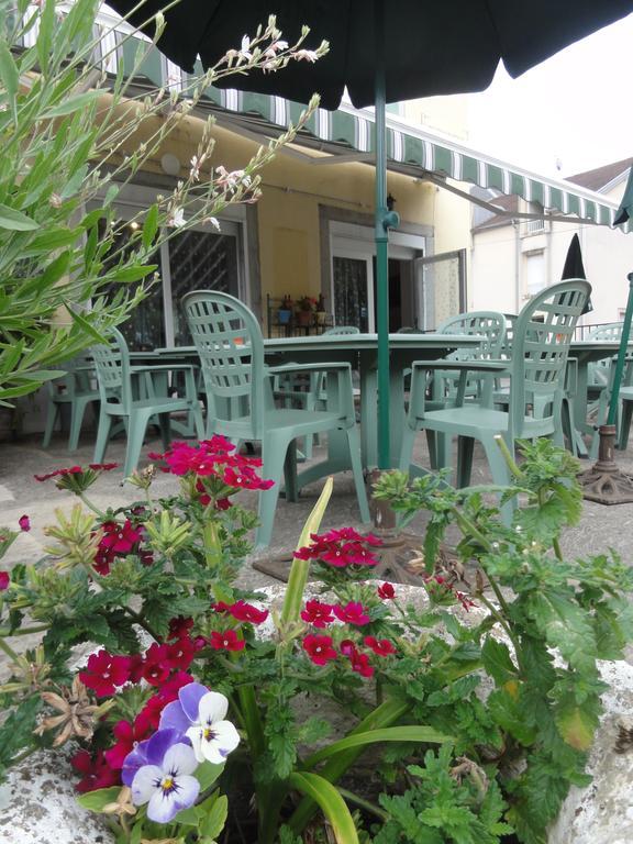 Cafe Hotel De La Gare Champagnole Bagian luar foto