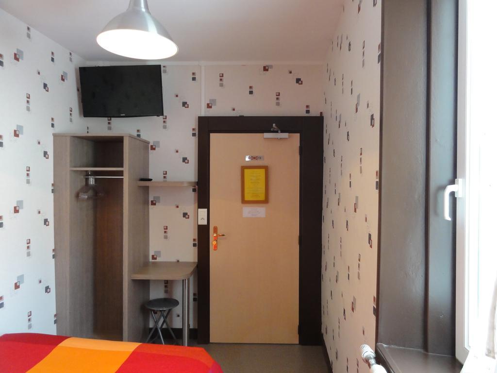 Cafe Hotel De La Gare Champagnole Bagian luar foto