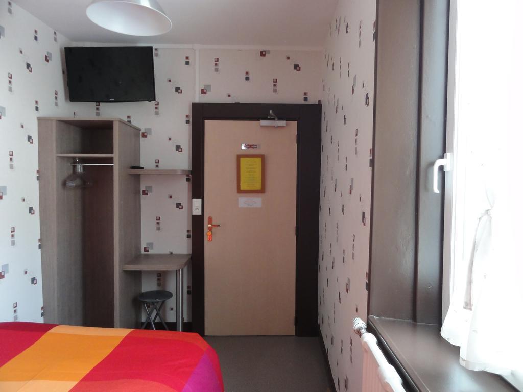 Cafe Hotel De La Gare Champagnole Bagian luar foto