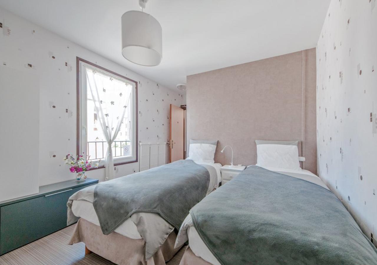 Cafe Hotel De La Gare Champagnole Bagian luar foto