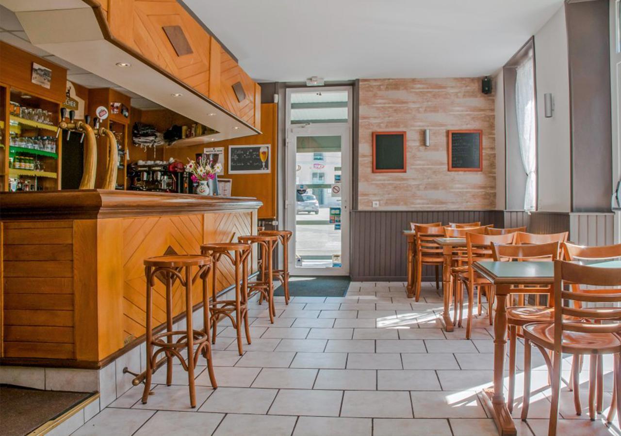 Cafe Hotel De La Gare Champagnole Bagian luar foto