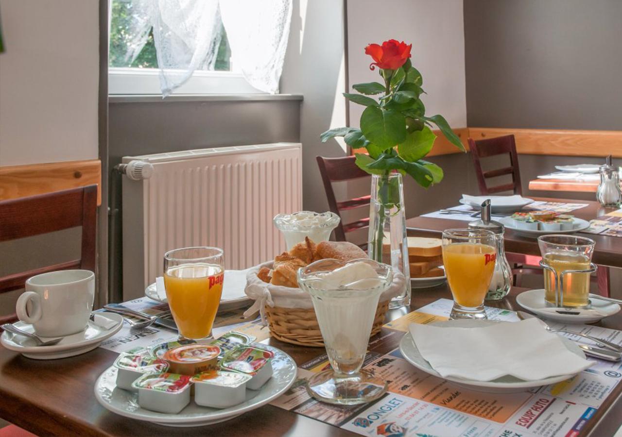 Cafe Hotel De La Gare Champagnole Bagian luar foto